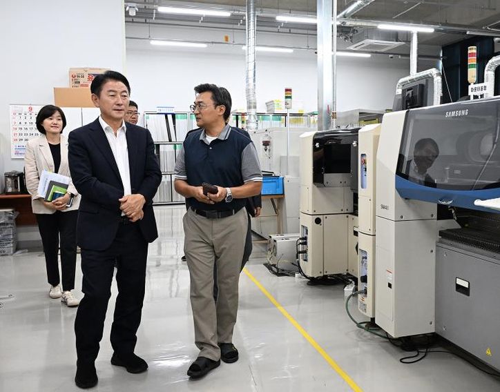 김동근 시장이 9월 11일 관내 지식산업센터 입주기업 ㈜코이시스(대표 임남혁)를 방문해 현황을 살펴보고 있다.