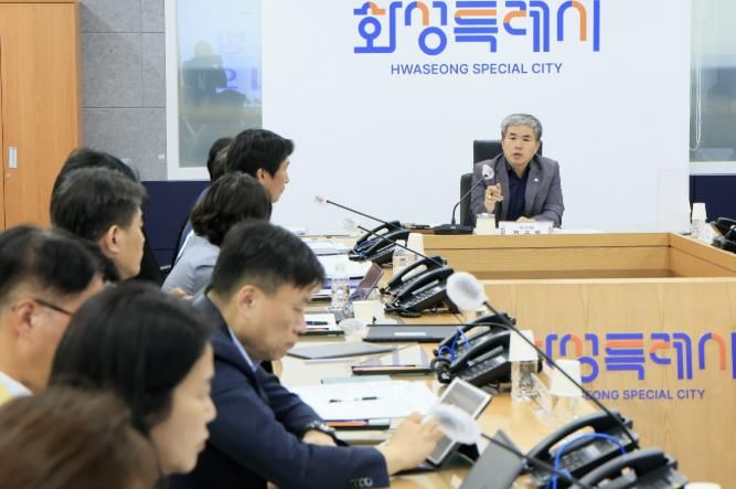 정구원 화성특례시 제1부시장이 11일 중대재해예방 안전점검 대책회의를 주재하고 있다