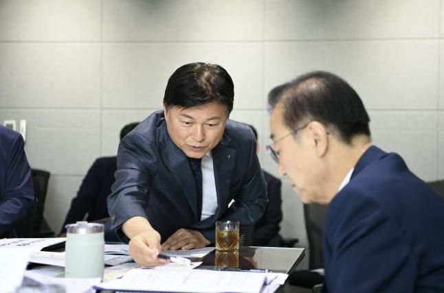 조용익 부천시장(왼쪽)이 12일 서울 중구 국토발전전시관을 방문해 김윤덕 국토교통부 장관에게 부천시 주요 사업 현안을 설명하고, 정부 차원의 전폭적인 지원을 요청하고 있다.