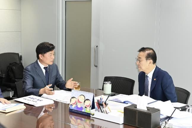 조용익 부천시장(왼쪽)이 12일 서울 중구 국토발전전시관을 방문해 김윤덕 국토교통부 장관에게 부천시 주요 사업 현안을 설명하고, 정부 차원의 전폭적인 지원을 요청하고 있다.