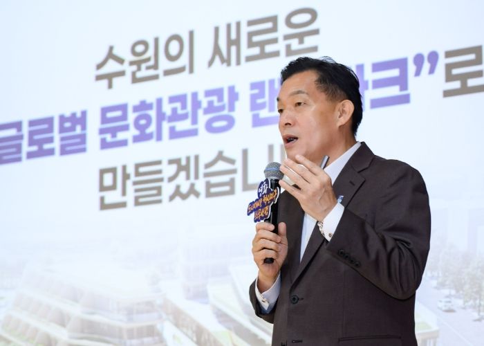 이재준 시장은 영화동 주민들에게 2025년 상반기 도시재생 혁신지구 국가시범지구 공모 선정 결과를 발표하고 있다.