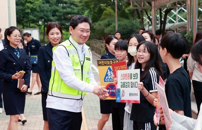 이상일 용인특례시장은 12일 수지구 현암초등학교에서 교통지도 봉사에 참여했다