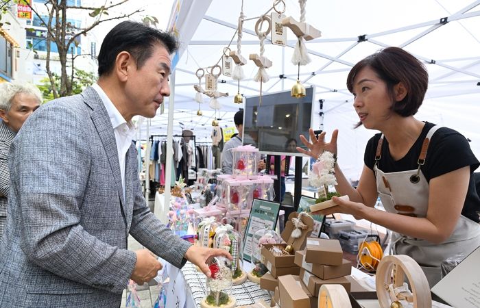 김동근 시장이 9월 13일 2025년 우수기업 박람회 및 플리마켓’ 행사 현장에서 제품설명을 듣고 있다.