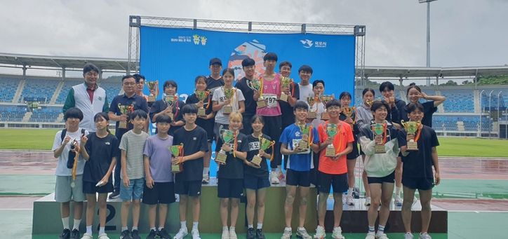 ‘제35회 교육감기 학년별육상경기대회’의 우승 지역 대표 학생들과 지도자, 관계자들이 트로피를 들고 기념사진촬영 하고 있다.