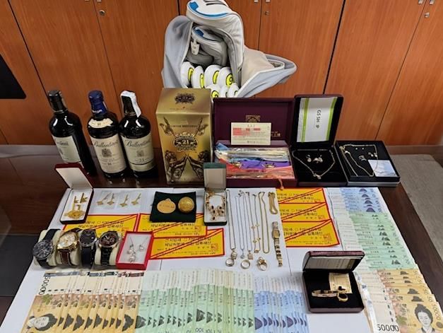 안양시, 고액 체납자 가택수색…황금열쇠 등 5천만원 상당 동산 압류