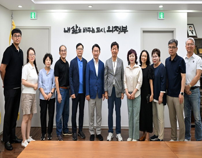 김동근 시장이 9월 12일 대한숙박업중앙회 의정부시지부와 간담회를 가진 뒤 함께 기념사진을 찍고 있다.