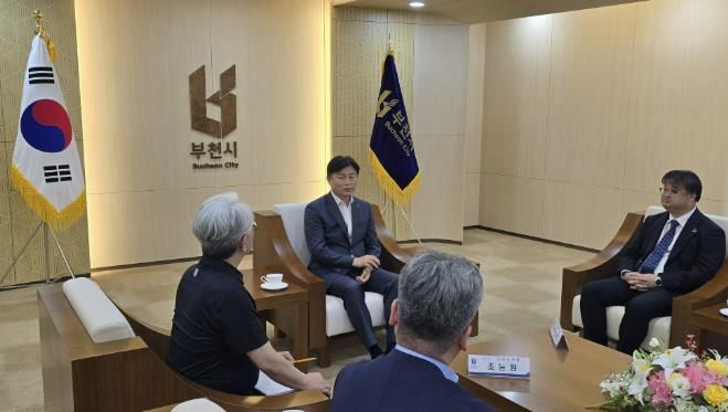 조용익 시장이 ISO 45001 인증 추진을 위한 본심사 과정에서 면담을 진행하고 있다.