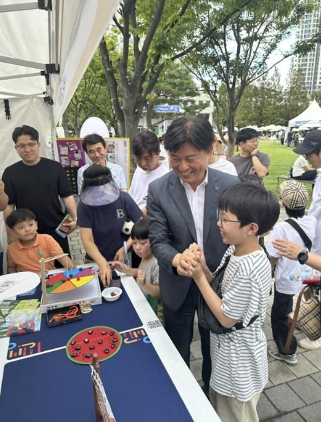 제19회 부천시평생학습축제 부스를 방문한 조용익 부천시장
