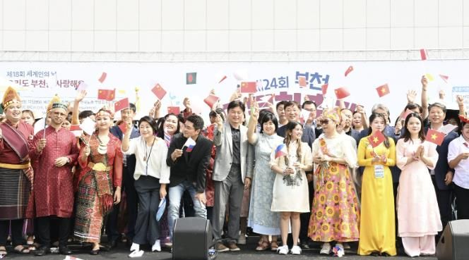 지난 14일 부천시청 잔디광장에서 ‘2025 부천 다문화축제’가 진행됐다.