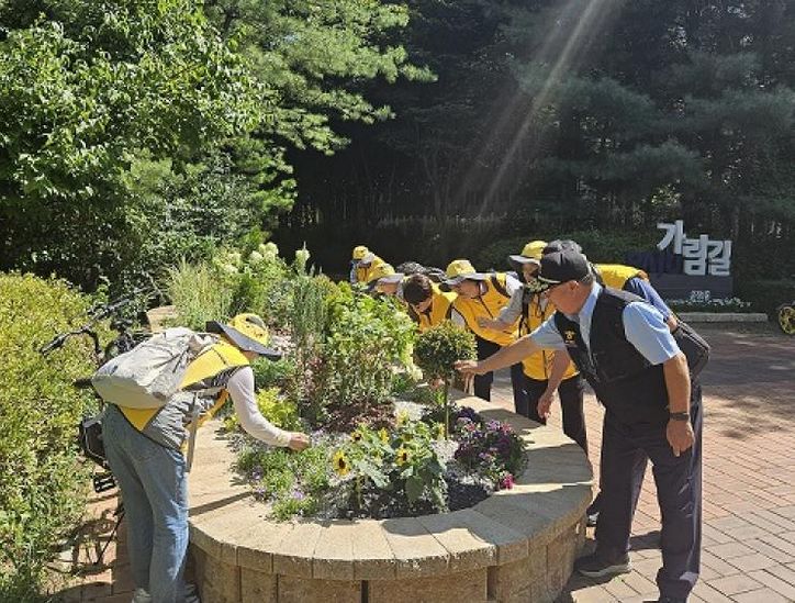 파주시 운정1동 실버경찰대의 가람마을 정원 가꾸기 3탄… 꽃 지킴이의 잡초 제거 대작전