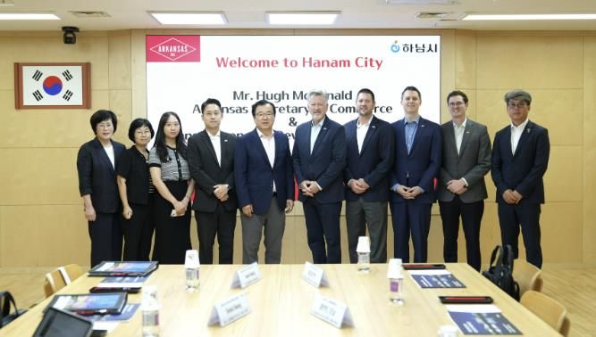 이현재 하남시장(왼쪽 다섯 번째)이 지난 14일 시청 집무실에서 휴 맥도날드(Hugh McDonald) 미국 아칸소주 상무장관(왼쪽 여섯 번째) 등으로 구성된 경제 사절단과 협력 방안을 논의한 후 기념촬영을 하고 있다.