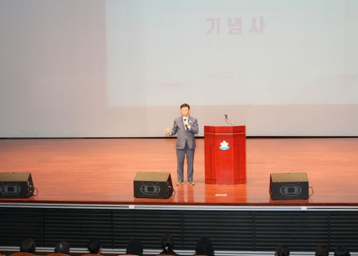 신상진 성남시장이 2025년 성남시 아동위원 워크숍에 참석해 인사말을 전하고 있다