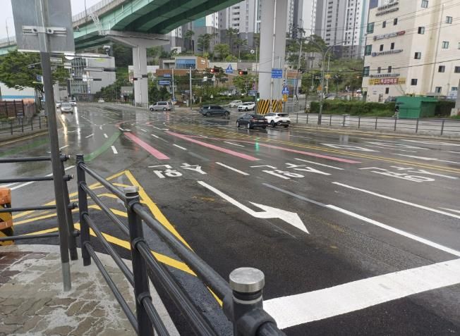 용인특례시는 상습 정체구간 교통체계 개선을 위해 경희대삼거리에 좌회전 차로 추가 공사를 완료했다
