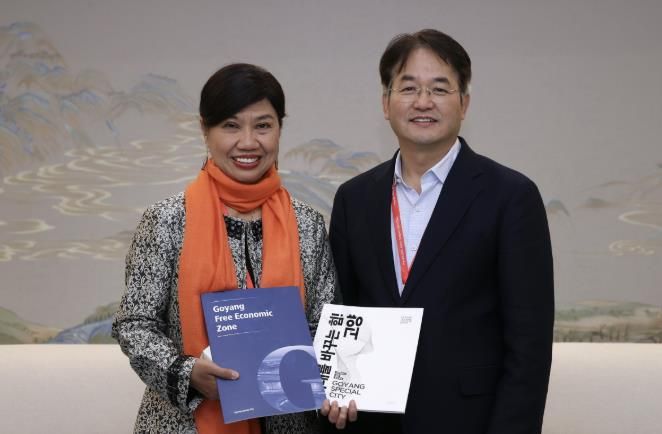 ‘2023 제9차 UCLG ASPAC 이우시 총회’에서 고양시 유치 제안 위해 버나디아 찬드라데위 사무총장과 면담