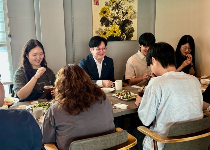 김병수 김포시장이 15일 ‘소통으로 통하는 통통데이’를 통해 저연차 직원들과 대화의 시간을 가졌다.