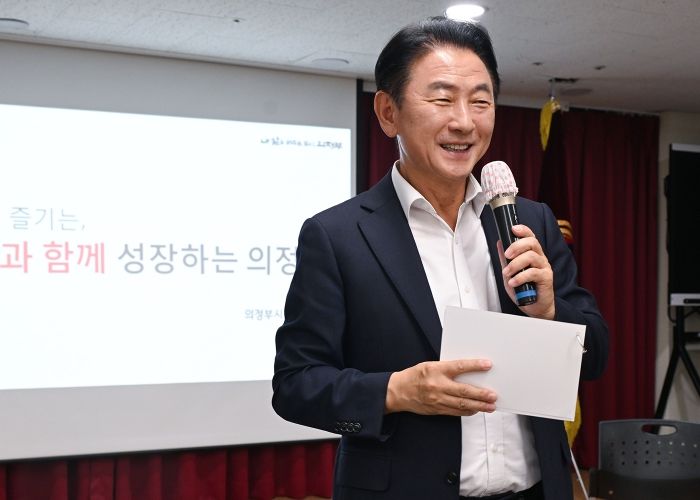 김동근 시장이 9월 16일 대한노인회 의정부시지회 부설 노인대학에서 특강을 진행하고 있다.