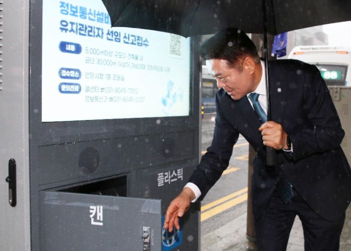 최대호 안양시장이 17일 오전 10시 만안구 안양4동 롯데시네마 앞에 설치된 스마트 가로 휴지통을 살펴보고 있다