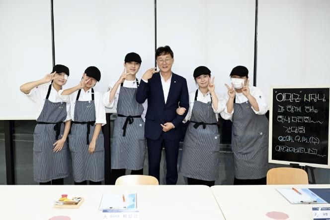 이민근 안산시장(오른쪽 세번째)이 안산국제비즈니스고등학교를 방문해 간담회를 마치고 베이커리카페과 학생들과 기념사진을 촬영하고 있다.