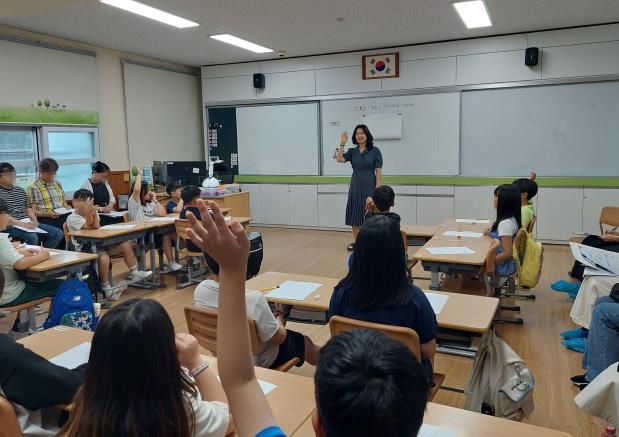 17일 함평초등학교에서 열린 ‘경험과 연결하여 시의 의미 구성하기’수업에서 학생들이 학습활동에 참여하고 있다.