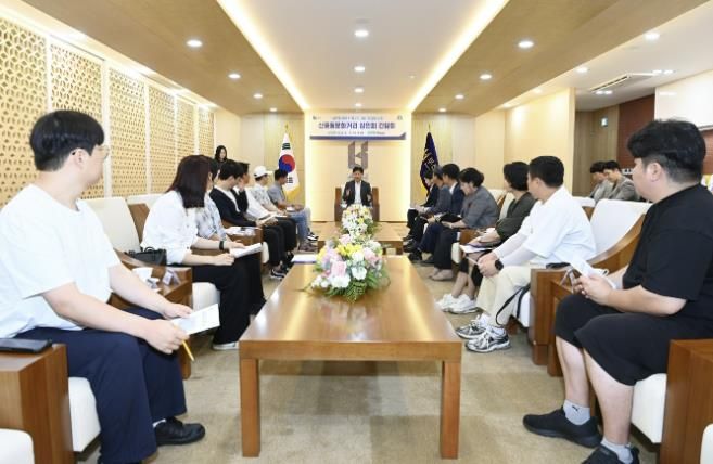 조용익 부천시장과 신중동문화거리 상인회가 상권활성화 옥외영업 시범구역 지정·운영 간담회를 하고 있다.