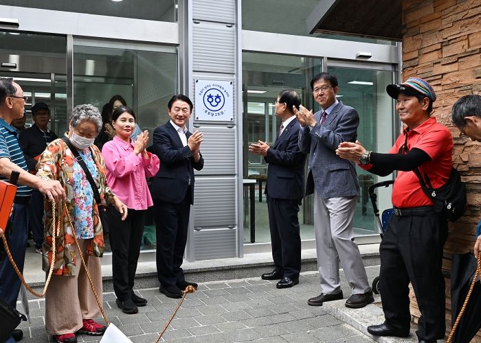 김동근 시장이 9월 19일 ‘호호당 2호점’ 개소식에 참석해 제막식을 하고 있다.