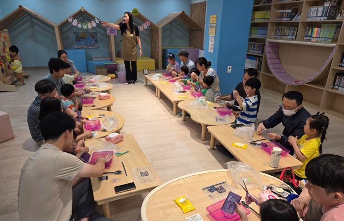 대전 대덕구가 20일 대덕구육아복합마더센터에서 열린 ‘아빠랑 놀아요’ 마을축제를 개최했다. 사진은 아이들과 부모님들이 ‘아빠랑 슬라임 만들기’ 체험을 진행하고 있다.