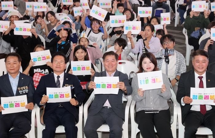 박승원 광명시장이 지난 20일 철산상업지구 광장에서 열린 '2025 청년의 날 축제 청춘:Re;born(리본)'에 참석해 시민들과 기념사진을 촬영하고 있다.
