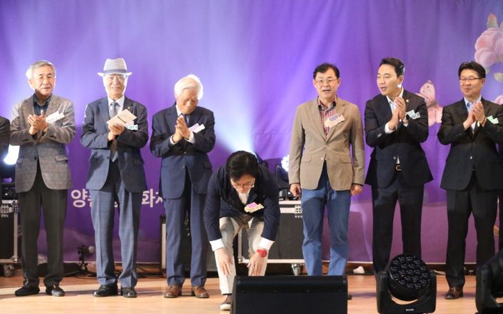 김병수 시장이 20일 양촌읍에서 열린 ‘2025 볕고을 양촌 경로잔치’를 찾아 어르신들에게 감사의 큰 절을 올리고 있다.