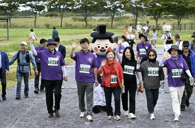 이민근 안산시장(왼쪽 두번째)이 대부포도축제 둘째 날인 20일 대부해솔길 걷기대회에 참여하고 있다.