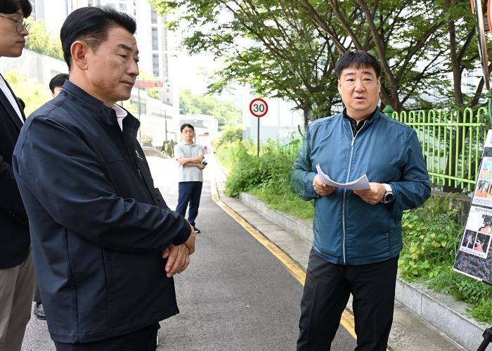 김동근 시장이 9월 22일 신곡동 파크프라임아파트 일대를 방문해 주민들이 제기한 생활불편 사항을 점검하고 있다.