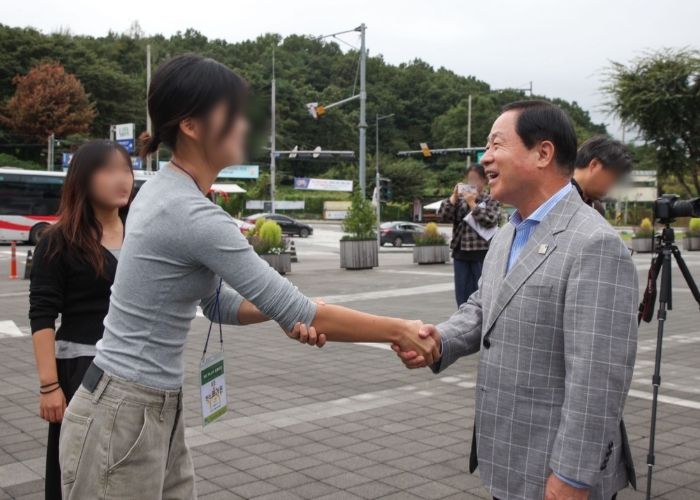 캠프 출발 전 악수를 나누는 주광덕 시장과 청년 참가자