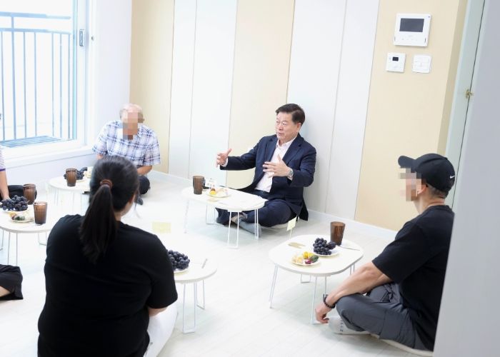 박승원 광명시장이 22일 추석 명절을 앞두고 안전주택에 머무는 이재민들을 직접 찾아 위로와 격려를 전하고 있다.