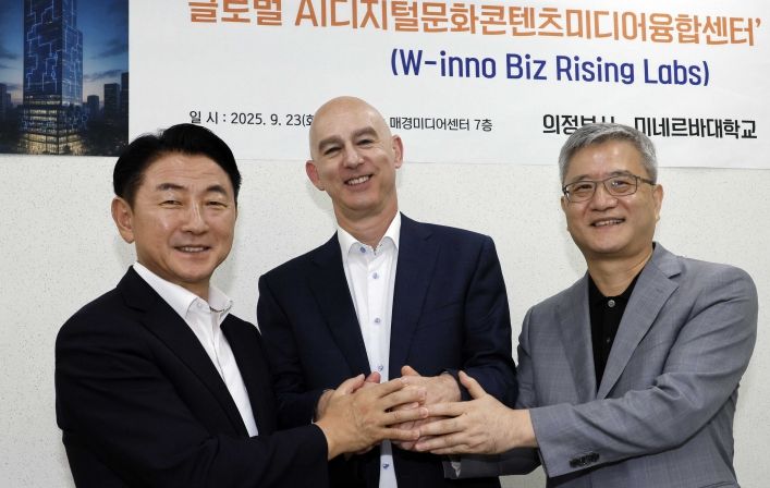 김동근 시장이 9월 23일 매경미디어센터에서 미네르바대학교 마이크 매기 총장, 정인철 매일경제TV 대표와 함께 ‘글로벌 AI디지털문화콘텐츠미디어융합센터(W-inno Biz Rising Labs)’ 조성과 관련한 간담회를 갖고 기념사진을 찍고 있다.