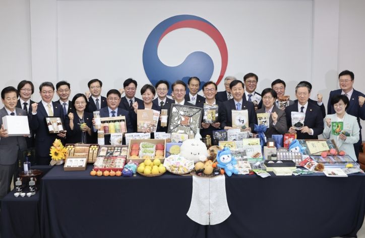 김민석 국무총리가 23일 세종대로 정부서울청사 국무위원 대기실에서 열린 농수산식품 소비촉진 행사에서 국내산 농수산물로 만든 가공식품과 추석 민생선물 세트 등을 살펴보고 있다.(국무조정실)