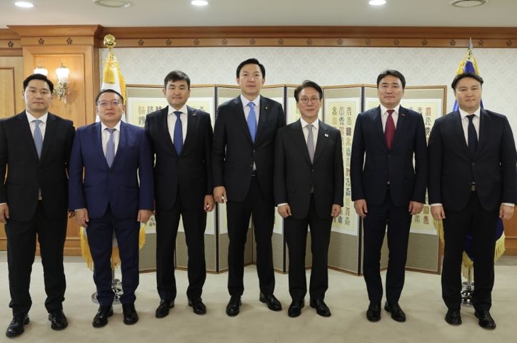 김민석 국무총리가 23일 세종대로 정부서울청사에서 냠오소르 오프랄 몽골 수석부총리 겸 경제개발부 장관을 접견, 인사 및 환담을 나누고 있다.(국무조정실)