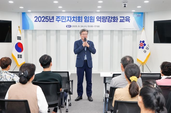 24일 협진운수가 유성구 구즉동 저소득 청소년을 위해 300만 원 상당의 교통카드를 기탁했다.