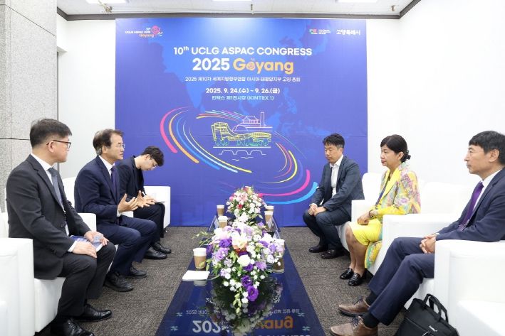 버나디아 찬드라데위 UCLG ASPAC 사무총장과 면담을 나누는 이동환 고양특례시장