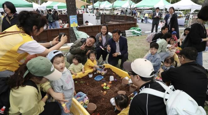 지난 4월 성남시 육아종합지원센터 인근에서 열린 육아데이 행사 때 참여 아동들이 모래놀이 중이다