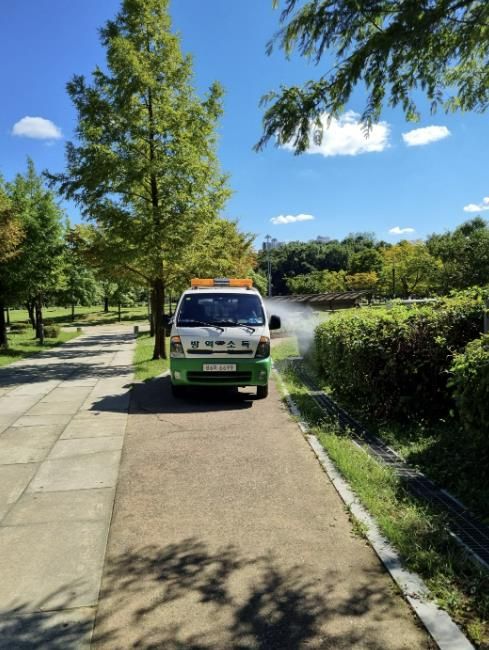 수원시보건소가 방역차로 광교호수공원에서 방역을 하고 있다.