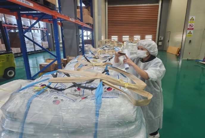 국산 영양강화립을 혼합한 식량원조용 영양강화쌀 선적 검사(2025년 9월)