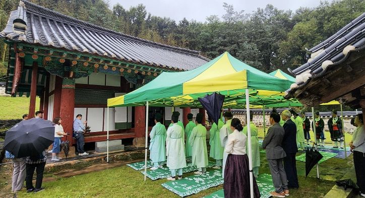 대전 대덕구(구청장 최충규)는 25일 회덕향교(전교 나기선) 대성전에서 ‘2025년 추기 석전대제’를 봉행했다고 밝혔다. 사진은 회덕향교 추기 석전대제 봉행 모습