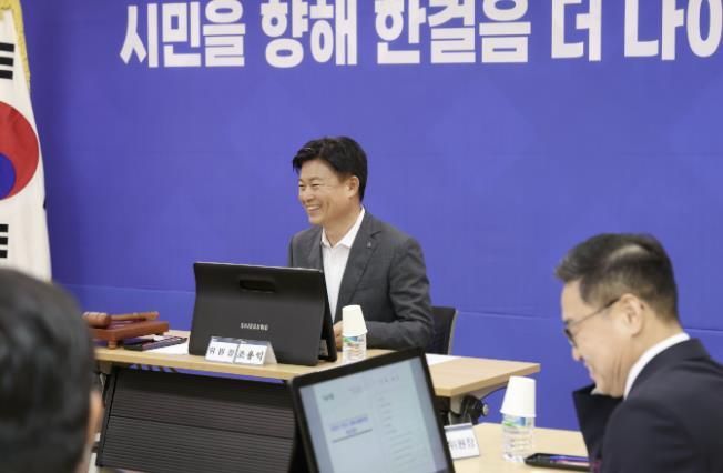 조용익 부천시장이 회의에서 부천시 체육 발전에 대해 발언하고 있다.