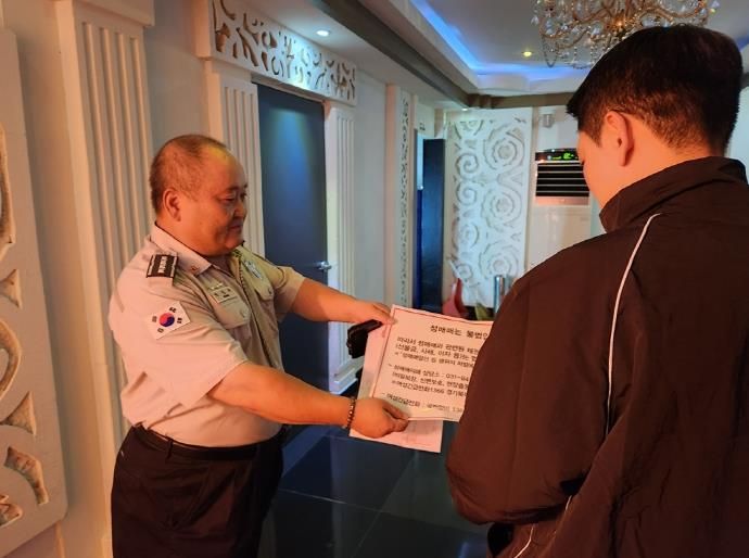 의정부시, 자율방범연합대와 유흥주점 대상 성매매 방지 게시물 부착 점검