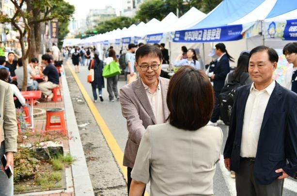 수원시 영통구 원천동 주민자치회, 버스킹과 함께하는 플리마켓 성황리에 열려