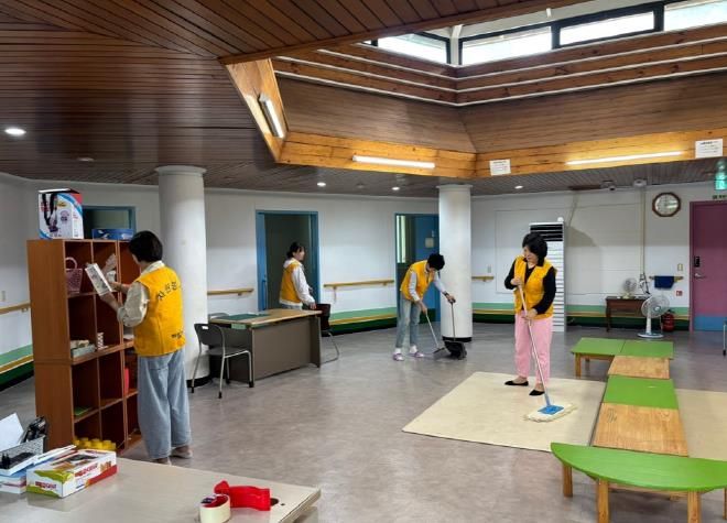 제23기 행정전문 리더과정 교육생 24명이 담양혜림종합복지관에서 봉사활동을 하고 있다.