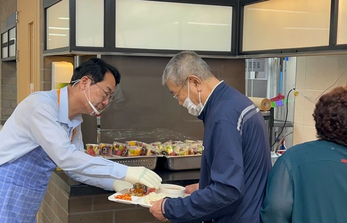 정명근 화성특례시장이 26일 동탄치동천종합사회복지관 어르신들에게 점심식사 배식 봉사를 하고 있다