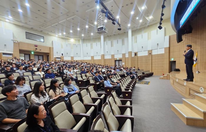 화성특례시가 26일 황원순 국가유산청 기획조정관을 초청해 공직자 대상 특강을 하고 있다