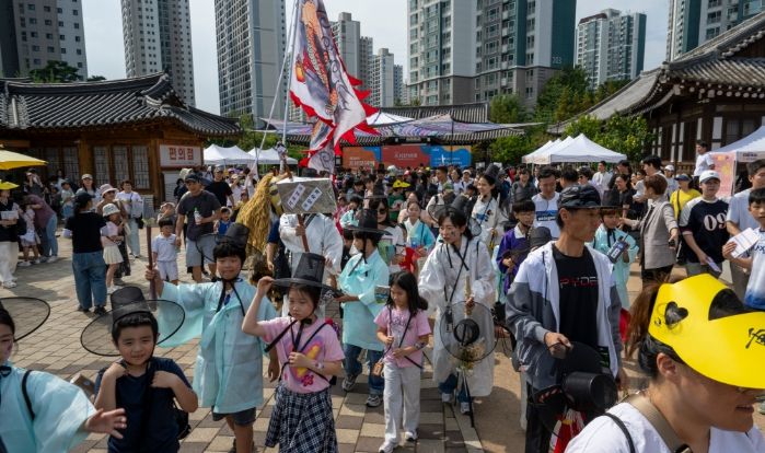 김포를 넘어 전국 각지에서 찾아와 K-중봉 코스프레 거리퍼레이드에 참여하고 있는 사람들