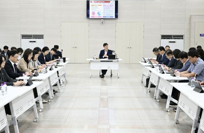 이민근 안산시장이 간부 공무원들과 회의를 진행하고 있다.