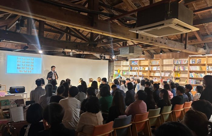 강연후 김태현 강사와 참가 교사들이 질의응답 및 소감을 나누고 있다.